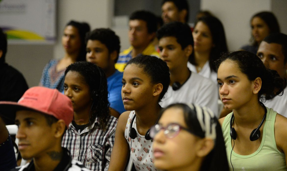 Jovens sofrem com pobreza e violência que afetam saúde mental