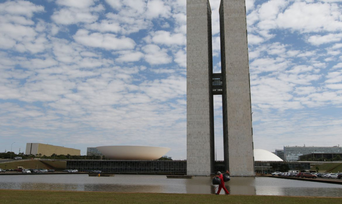 Aprovado reajuste salarial para servidores públicos e valor mínimo para piso da enfermagem