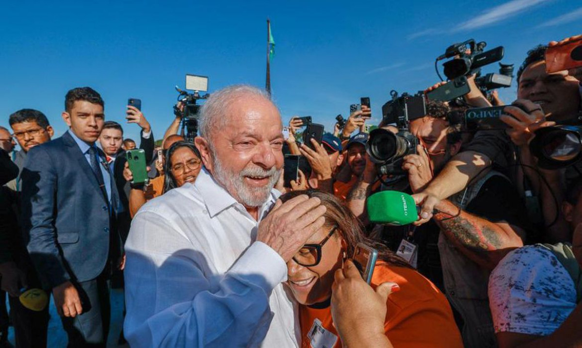 Lula defende prédios públicos sem grades e desce rampa do Planalto