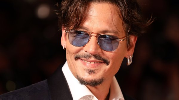 VIDEO: Filme de Johnny Depp é aplaudido por 7 minutos em Cannes e emociona ator