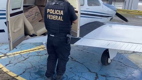 PF detém uma pessoa e apreende 290 kg de maconha em avião da Igreja Quadrangular