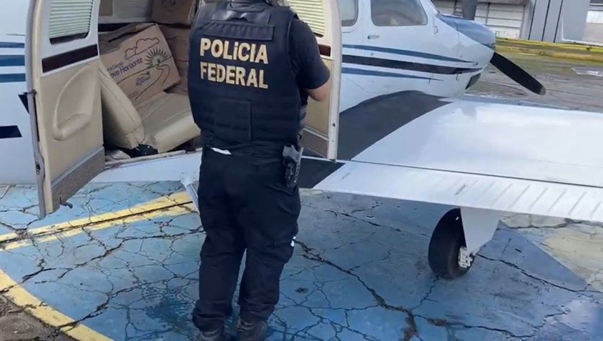 PF detém uma pessoa e apreende 290 kg de maconha em avião da Igreja Quadrangular