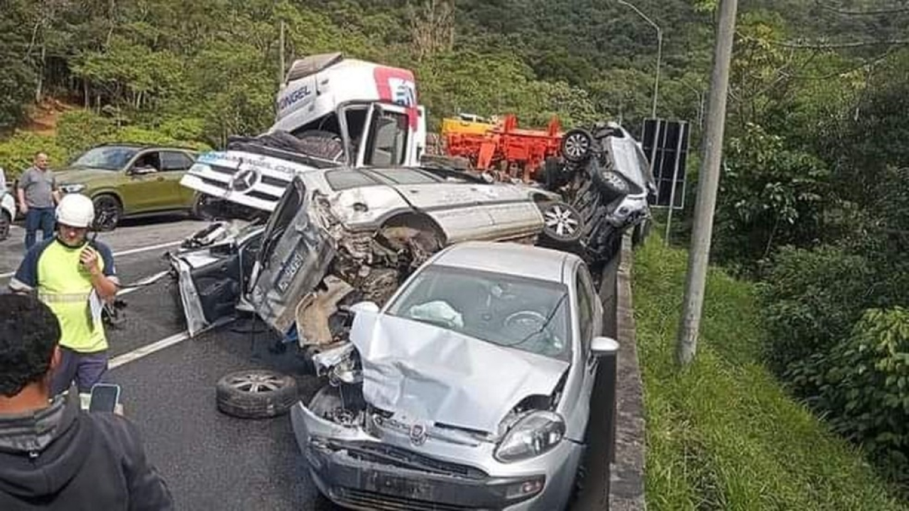 Assustador acidente na BR-376: Veja o impressionante vídeo de um caminhão arrastando 14 carros em engavetamento, deixando seis pessoas feridas!