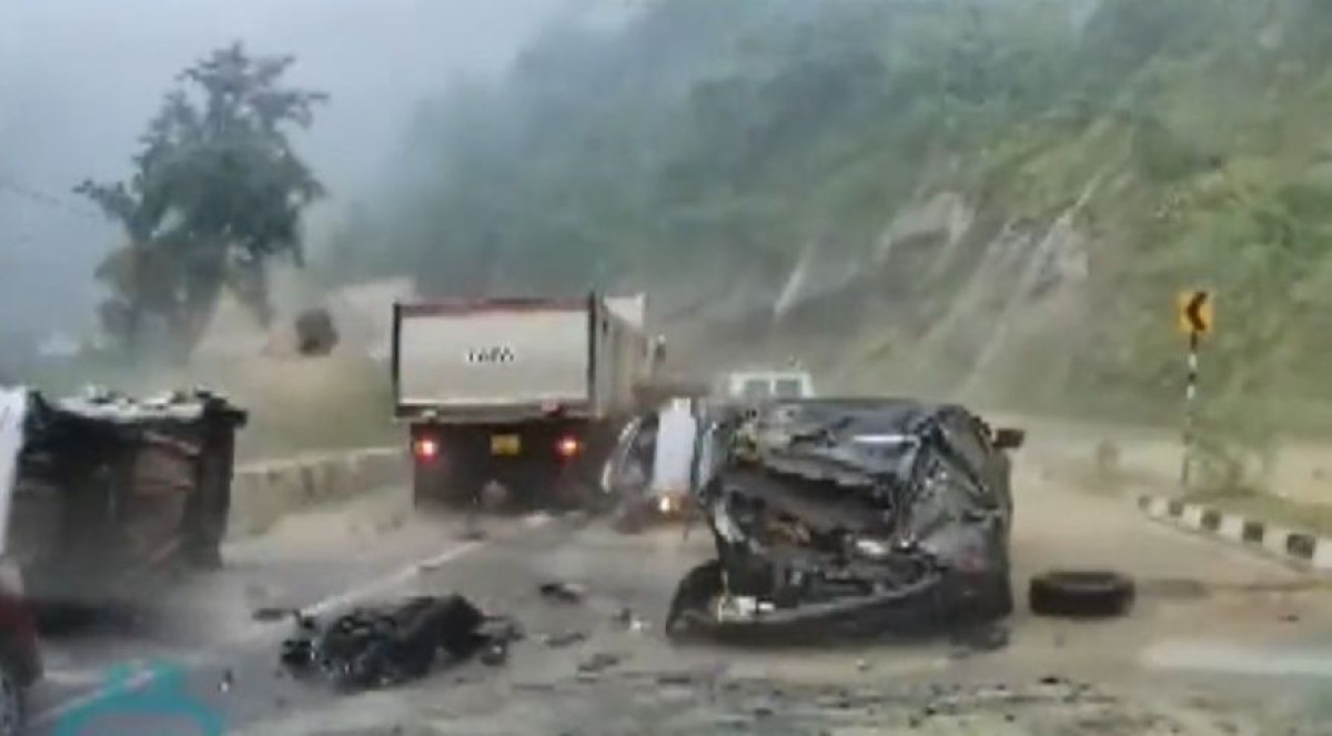 Vídeo mostra rochas gigantes esmagando carros na Índia; duas pessoas morreram