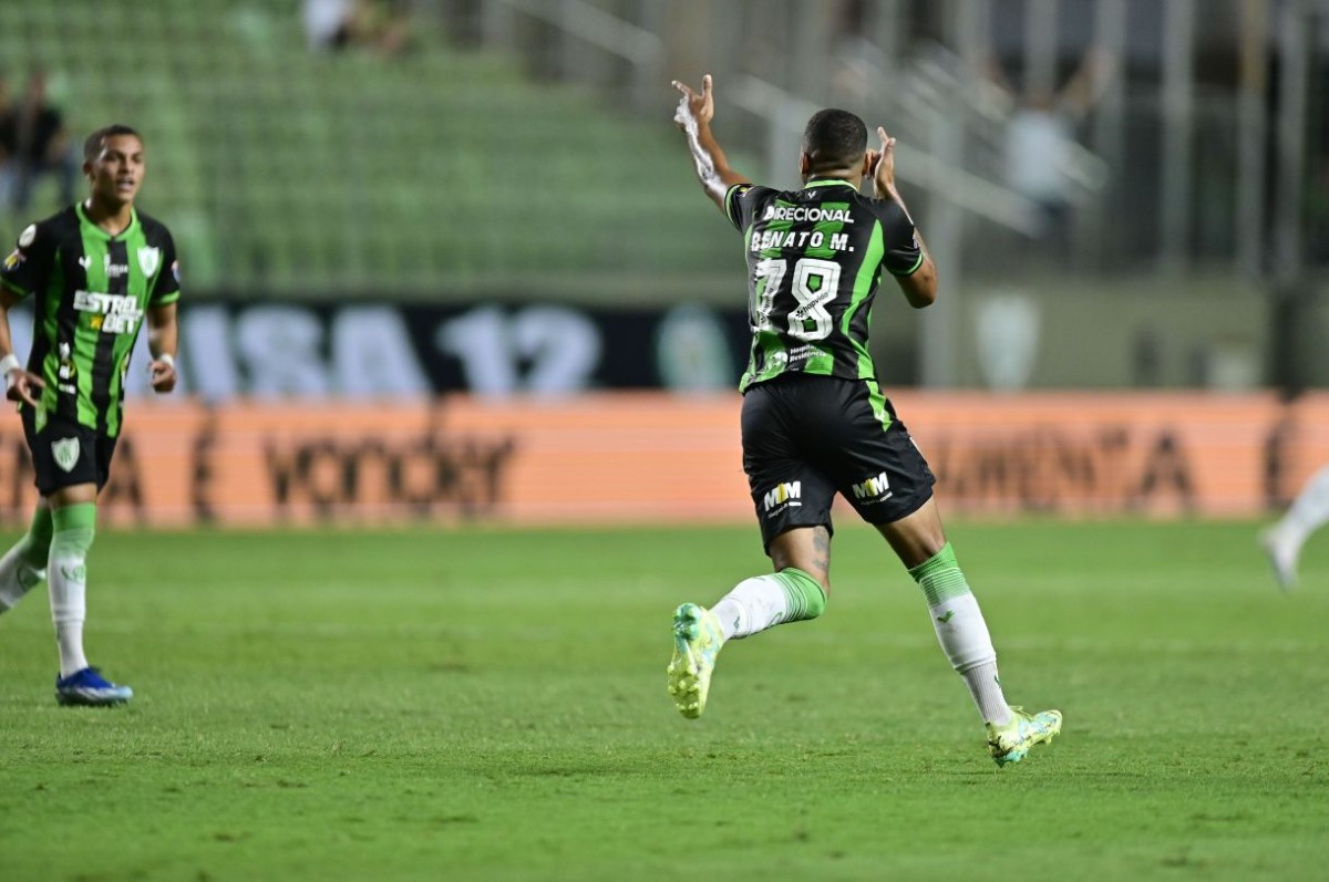 Atacante do América-MG cobra, e santista faz PIX de R$ 50 mil pelo gol sobre o Bahia