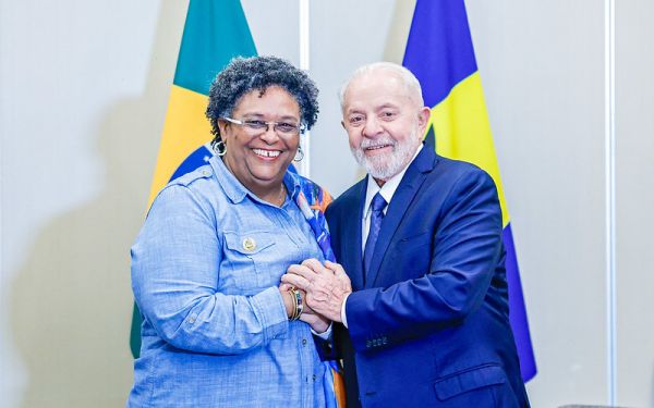 Lula e Mia Mottley discutem mudança climática em reunião na Guiana