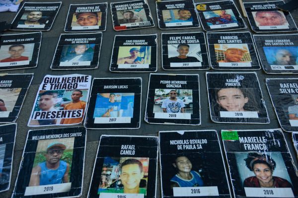 Ato no Rio pede condenação de PM acusado de matar jovem em favela