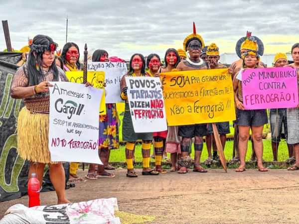 Indígenas protestam contra construção da Ferrogrão