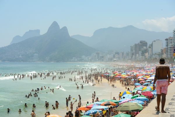 Praias são refúgio de cariocas e turistas contra calor intenso no Rio