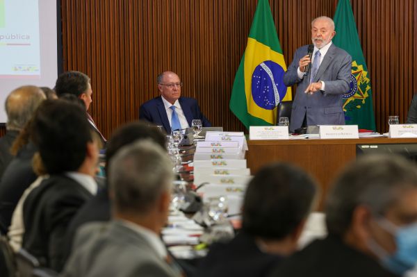 "Falta muito para se fazer", diz Lula ao abrir reunião ministerial