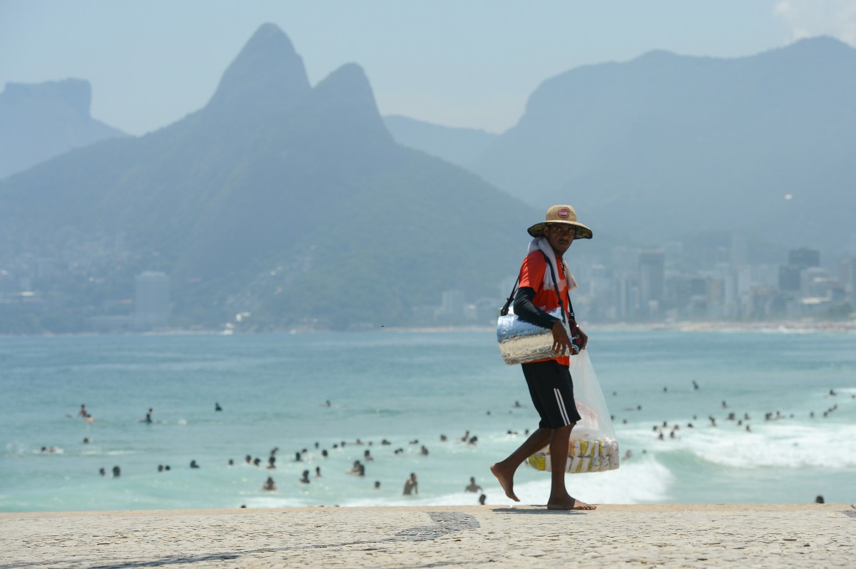 Rio proíbe venda de alimento e bebida em embalagem de vidro nas praias