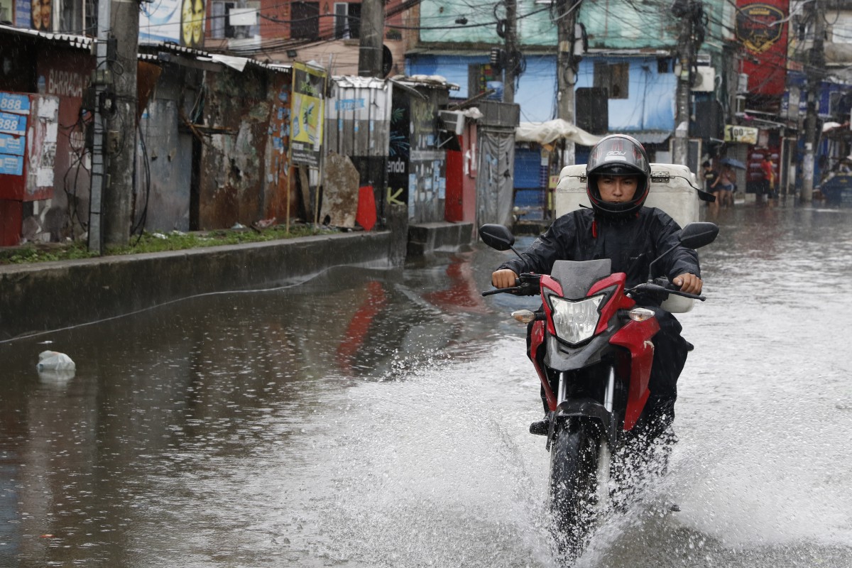 Temporal: prefeito do Rio pede que população antecipe volta para casa