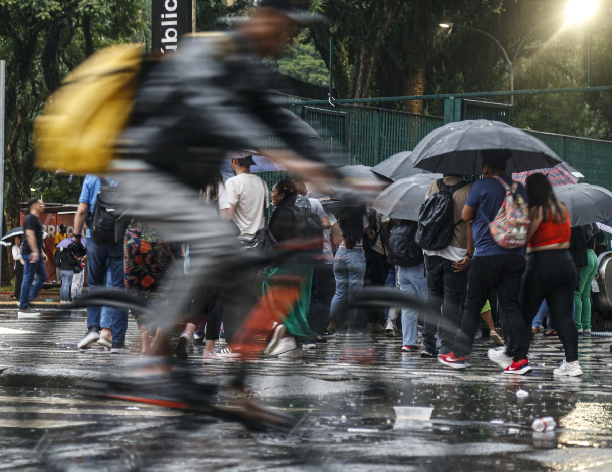 Frente fria potencializa efeitos de massa quente e úmida do Sudeste