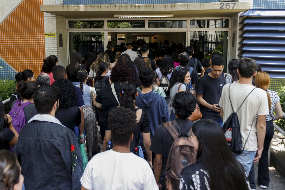 Estudantes começam a receber primeira parcela do Programa Pé-de-Meia