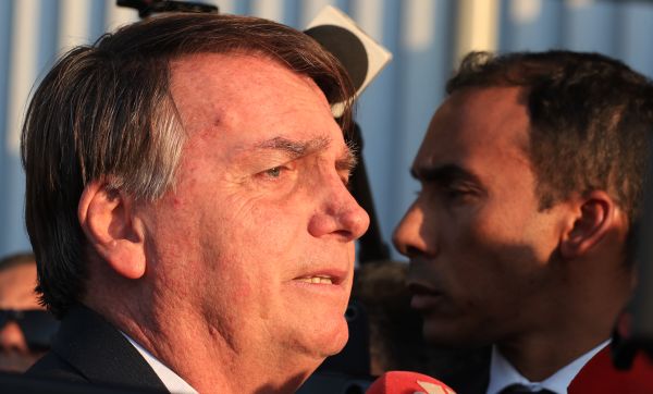 Bolsonaro diz ao STF que seria "ilógico" pedir asilo a embaixador