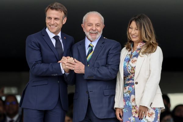 Lula concede a Macron a Ordem Nacional do Cruzeiro do Sul