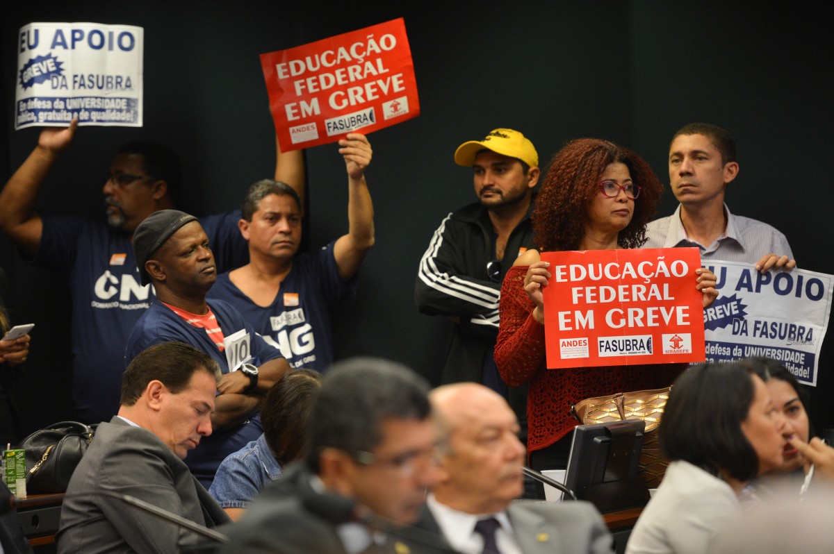 Servidores federais de educação iniciam greve na quarta-feira