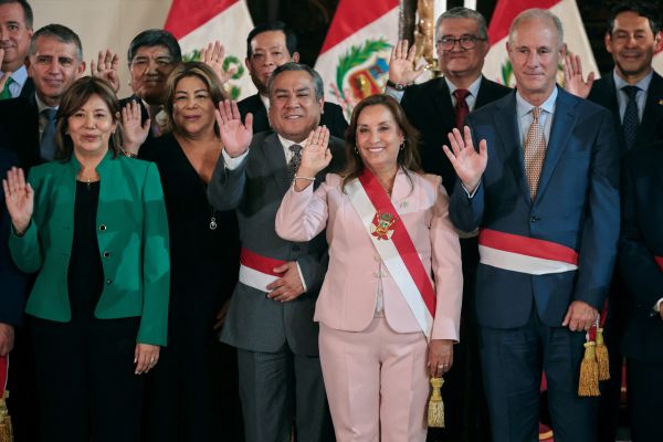 Peru substitui seis ministros após operação na casa da presidente