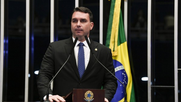 Flávio Bolsonaro vai apresentar projeto que endurece lei penal