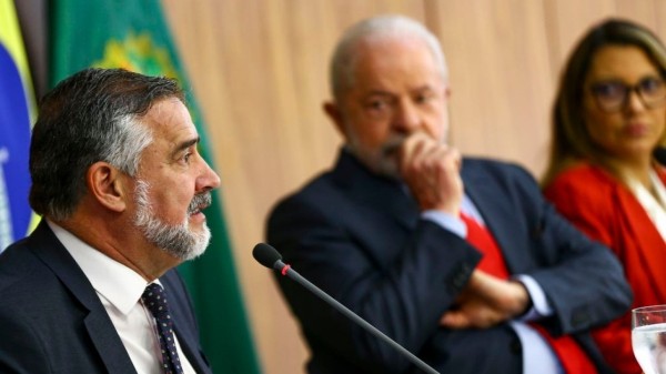 Ministros e aliados de Lula veem explosões perto do STF e do Congresso como ações com motivações políticas.