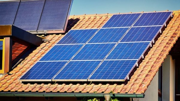 Governo aumenta de 9,6% para 25% a tributação sobre painéis solares.