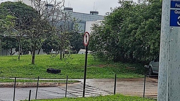 Polícia isola área na Praça dos Três Poderes por suspeita de bomba