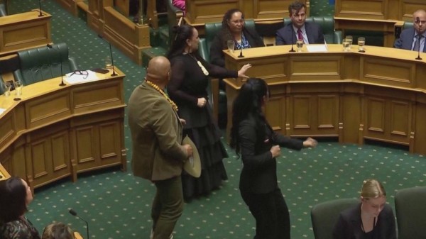 Deputados maoris da Nova Zelândia realizam protesto com 'haka' no Parlamento; assista ao vídeo