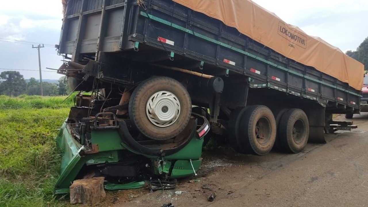 Caminhoneiro sobrevive após carroceria se soltar e esmagar cabine em Guarapuava (PR)