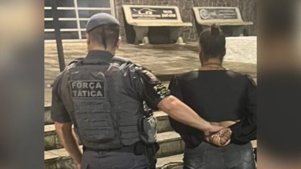 Mulher é detida após fornecer nome falso à PM e ser identificada como foragida.