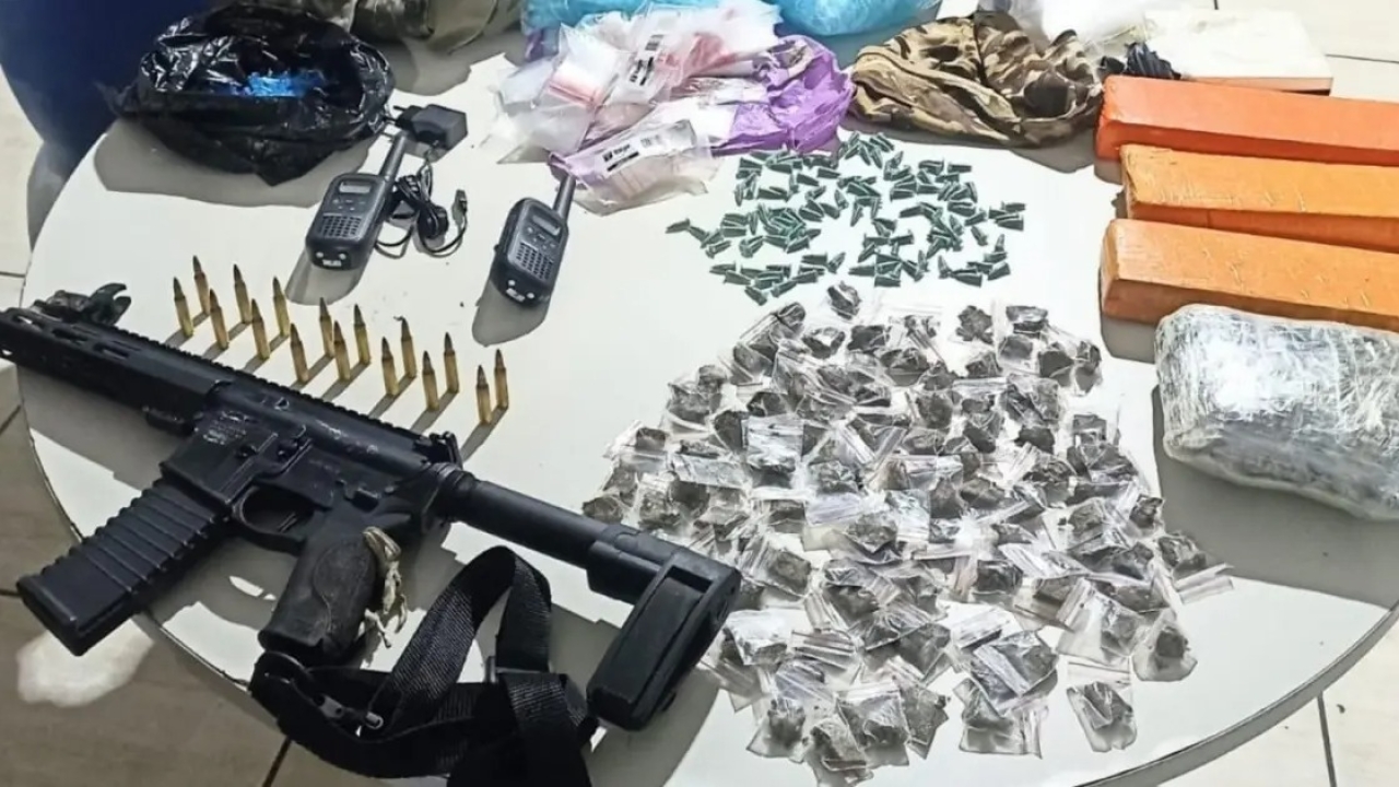 Polícia Militar apreende fuzil, drogas e material criminoso em Simões Filho